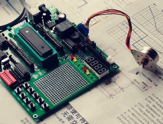 “可編程PLC控制器與單片機(jī)在本質(zhì)上有什么差別？”
